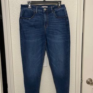 Hitch rise, curvy jeggings.